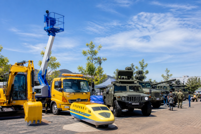 はたらく車がやってくる&自衛隊の車がやってくる
